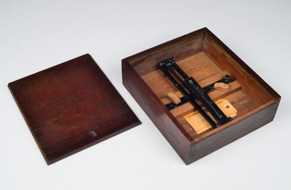 Standard Bearing Sight in wooden case