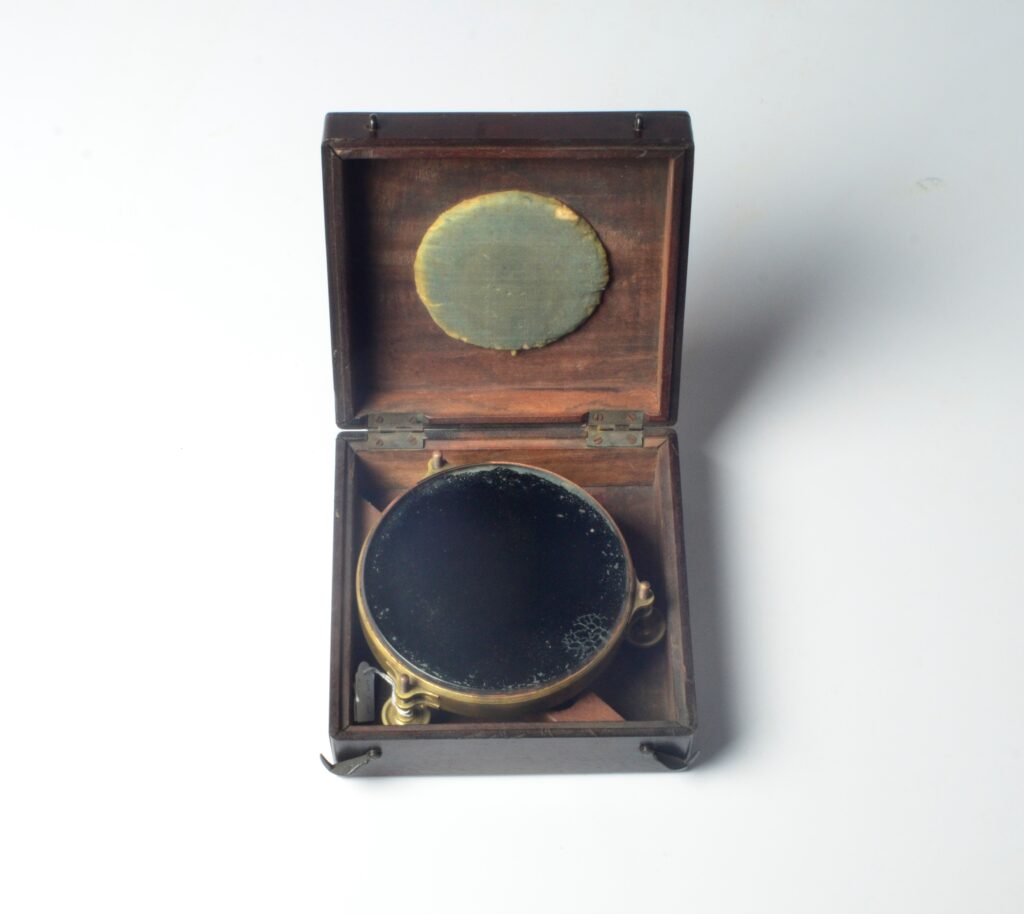 Artificial black glass horizon – circa 1800